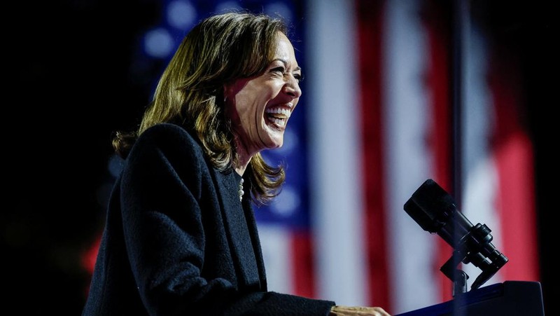 Democratic presidential nominee U.S. Vice President Kamala Harris speaks during a campaign rally in Philadelphia, Pennsylvania, U.S., November 4, 2024. REUTERS/Evelyn Hockstein