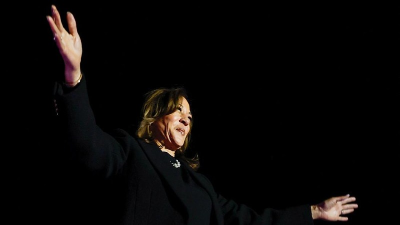 Democratic presidential nominee U.S. Vice President Kamala Harris speaks during a campaign rally in Philadelphia, Pennsylvania, U.S., November 4, 2024. REUTERS/Evelyn Hockstein