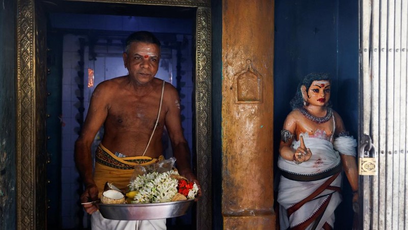 Priests perform a ritual for the Democratic presidential nominee, U.S. Vice President Kamala Harris' success in the upcoming American elections inside a temple in Thulasendrapuram, the village where Harris' maternal grandfather was born, in the Southern state of Tamil Nadu, India November 5, 2024. REUTERS/Francis Mascarenhas