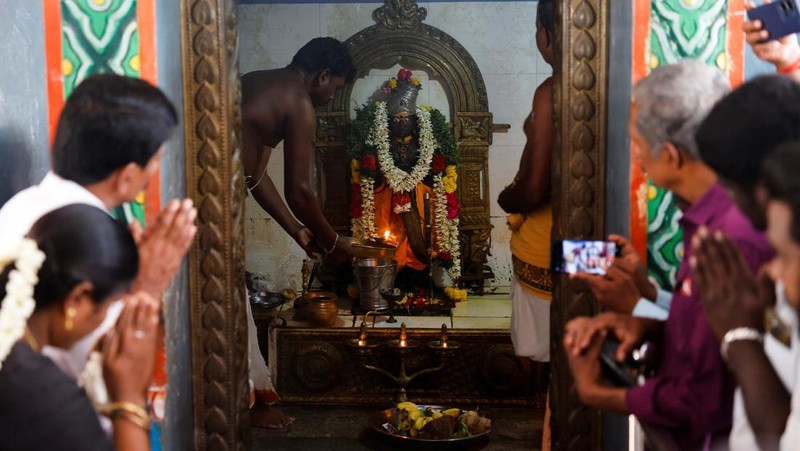 Priests perform a ritual for the Democratic presidential nominee, U.S. Vice President Kamala Harris' success in the upcoming American elections inside a temple in Thulasendrapuram, the village where Harris' maternal grandfather was born, in the Southern state of Tamil Nadu, India November 5, 2024. REUTERS/Francis Mascarenhas