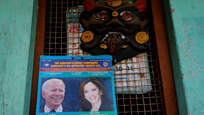 Priests perform a ritual for the Democratic presidential nominee, U.S. Vice President Kamala Harris' success in the upcoming American elections inside a temple in Thulasendrapuram, the village where Harris' maternal grandfather was born, in the Southern state of Tamil Nadu, India November 5, 2024. REUTERS/Francis Mascarenhas