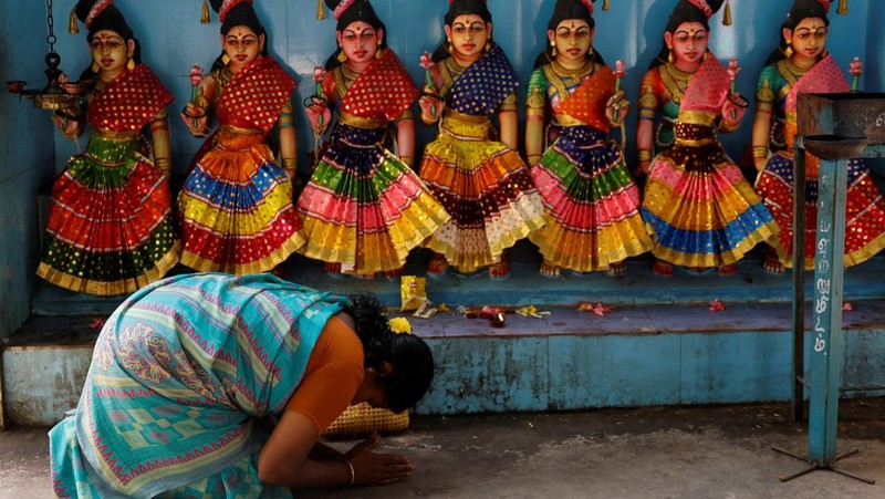 Priests perform a ritual for the Democratic presidential nominee, U.S. Vice President Kamala Harris' success in the upcoming American elections inside a temple in Thulasendrapuram, the village where Harris' maternal grandfather was born, in the Southern state of Tamil Nadu, India November 5, 2024. REUTERS/Francis Mascarenhas