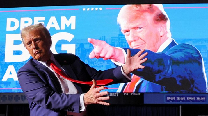 Republican presidential nominee and former U.S. President Donald Trump reacts during his campaign rally at Van Andel Arena in Grand Rapids, Michigan, U.S., November 5, 2024. REUTERS/Brian Snyder