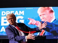 Panas Pemilu AS, Trump Ungguli Harris di Negara Bagian Kantong Muslim