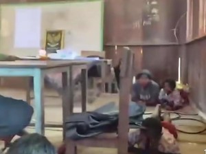 Momen Siswa SD di Intan Jaya Panik-Tiarap di Kelas Saat KKB Serang Pos Aparat