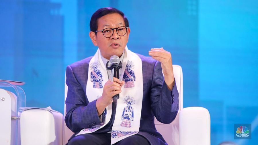 Calon Gubernur Jakarta nomor urut 03, Pramono Anung menyampaikan pemaparan dalam acara KADIN DKI Jakarta mencari pemimpin DKJ di Menara Bank Mega, Jakarta, Rabu (6/11/2024). (CNBC Indonesia/Faisal Rahman)