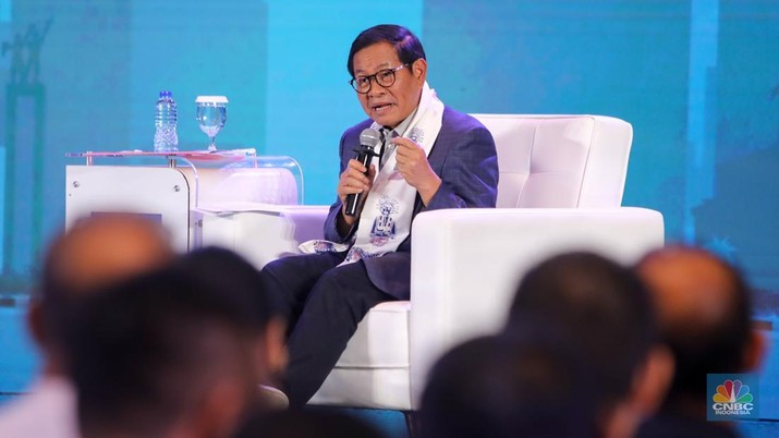 Calon Gubernur Jakarta nomor urut 03, Pramono Anung menyampaikan pemaparan dalam acara KADIN DKI Jakarta mencari pemimpin DKJ di Menara Bank Mega, Jakarta, Rabu (6/11/2024). (CNBC Indonesia/Faisal Rahman)