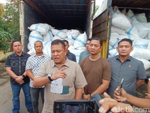 Polisi Gerebek Gudang Pakaian Bekas Impor Ilegal di Batam