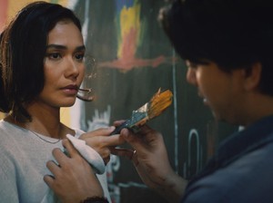 Hidup Ini Terlalu Banyak Kamu Jadi Film, Dibintangi Adinia Wirasti-Ajil Dito