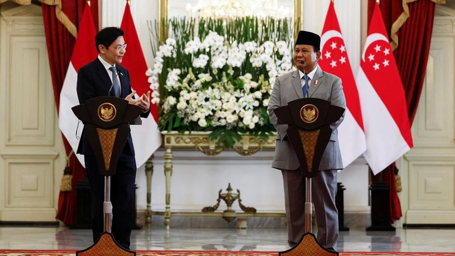 Pertemuan Presiden Indonesia Prabowo Subianto dan Perdana Menteri Singapura Lawrence Wong di Istana Merdeka, Jakarta, Indonesia, 6/11/2024. REUTERS/Willy Kurniawan