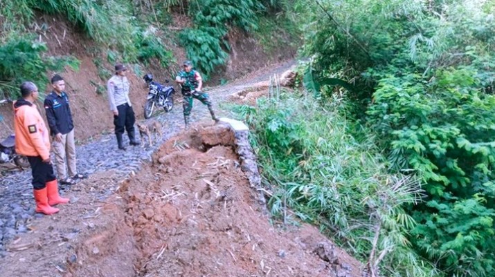 Jalan longsor di Kabupaten Sukabumi. Foto: Dok BPBD Kabupaten Sukabumi