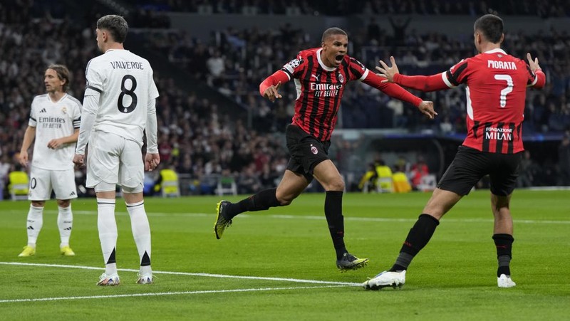 Pemain AC Milan merayakan kemenangan 3-1 atas Real Madrid di akhir pertandingan pembukaan Liga Champions di stadion Santiago Bernabeu di Madrid, Spanyol, Selasa, 5 November 2024. (AP Photo/Manu Fernandez)