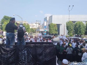 Massa Demo di Depan Balai Kota Solo, Kecam 10 Tahun Kepemimpinan Jokowi