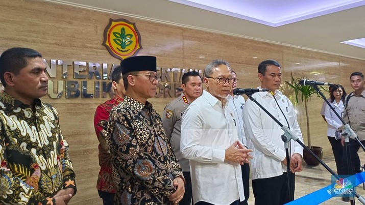Menteri Koordinator Bidang Pangan (Menko Pangan) Zulkifli Hasan dan Menteri Pertanian (Mentan) Andi Amran Sulaiman di Auditorium Kementan, Jakarta, Rabu (6/11/2024). (CNBC Indonesia/Martyasari Rizky)