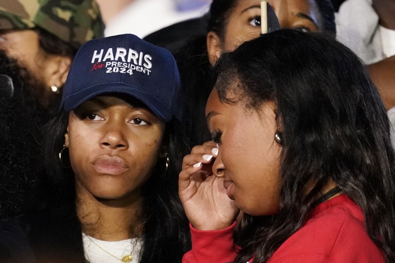 Para pendukung menunggu calon presiden dari Partai Demokrat AS Kamala Harris muncul di acara yang diadakan selama Malam Pemilihan, di Universitas Howard, di Washington, AS, 5 November 2024. Para pendukung menunggu calon presiden dari Partai Demokrat AS Kamala Harris muncul di acara yang diadakan selama Malam Pemilihan, di Universitas Howard, di Washington, AS, 5 November 2024. (REUTERS/Kevin Lamarque)