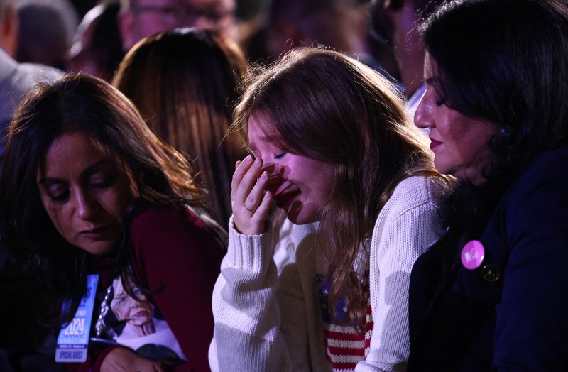 Para pendukung menunggu calon presiden dari Partai Demokrat AS Kamala Harris muncul di acara yang diadakan selama Malam Pemilihan, di Universitas Howard, di Washington, AS, 5 November 2024. Para pendukung menunggu calon presiden dari Partai Demokrat AS Kamala Harris muncul di acara yang diadakan selama Malam Pemilihan, di Universitas Howard, di Washington, AS, 5 November 2024. (REUTERS/Kevin Lamarque)