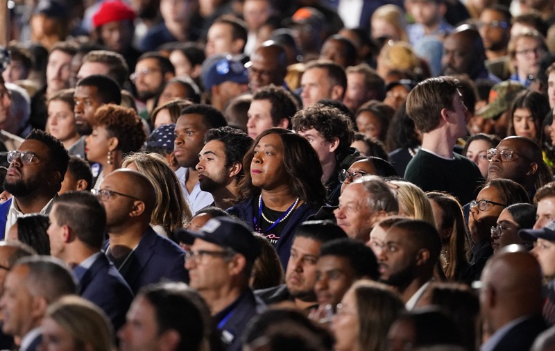 Para pendukung menunggu calon presiden dari Partai Demokrat AS Kamala Harris muncul di acara yang diadakan selama Malam Pemilihan, di Universitas Howard, di Washington, AS, 5 November 2024. Para pendukung menunggu calon presiden dari Partai Demokrat AS Kamala Harris muncul di acara yang diadakan selama Malam Pemilihan, di Universitas Howard, di Washington, AS, 5 November 2024. (REUTERS/Kevin Lamarque)