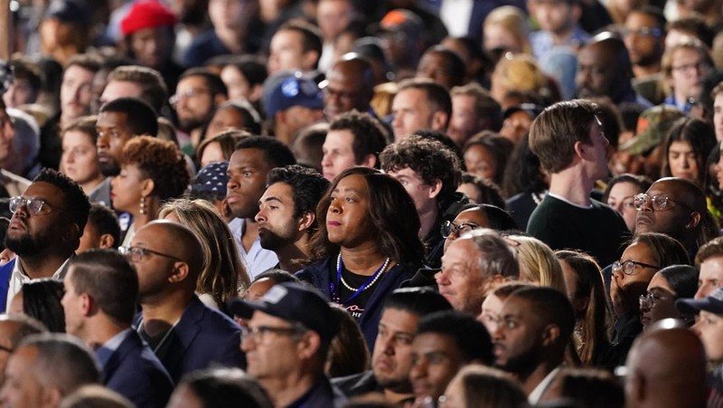 Para pendukung menunggu calon presiden dari Partai Demokrat AS Kamala Harris muncul di acara yang diadakan selama Malam Pemilihan, di Universitas Howard, di Washington, AS, 5 November 2024. (REUTERS/Kevin Lamarque)