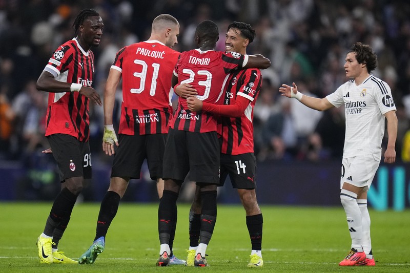 Pemain AC Milan merayakan kemenangan 3-1 atas Real Madrid di akhir pertandingan pembukaan Liga Champions di stadion Santiago Bernabeu di Madrid, Spanyol, Selasa, 5 November 2024. Pemain AC Milan merayakan kemenangan 3-1 atas Real Madrid di akhir pertandingan pembukaan Liga Champions di stadion Santiago Bernabeu di Madrid, Spanyol, Selasa, 5 November 2024. (AP Photo/Manu Fernandez)