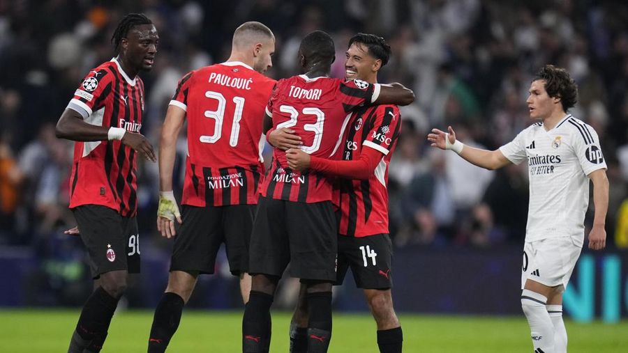 Pemain AC Milan merayakan kemenangan 3-1 atas Real Madrid di akhir pertandingan pembukaan Liga Champions di stadion Santiago Bernabeu di Madrid, Spanyol, Selasa, 5 November 2024. (AP Photo/Manu Fernandez)
