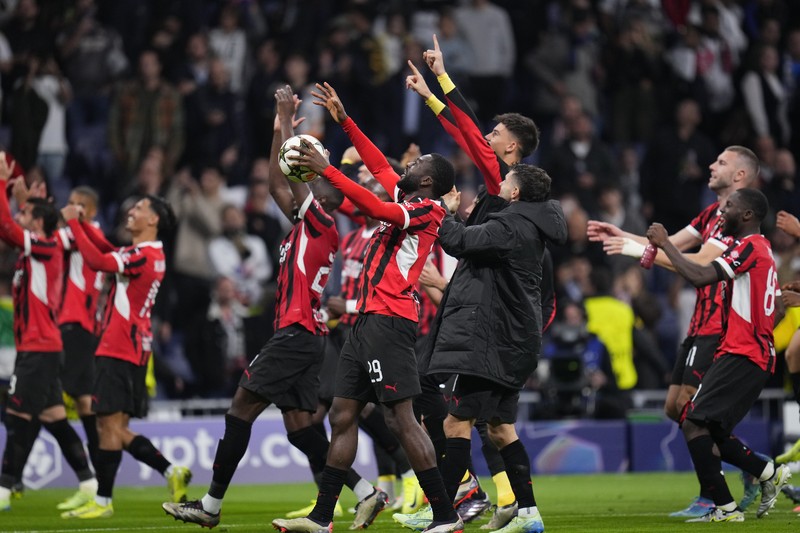 Pemain AC Milan merayakan kemenangan 3-1 atas Real Madrid di akhir pertandingan pembukaan Liga Champions di stadion Santiago Bernabeu di Madrid, Spanyol, Selasa, 5 November 2024. Pemain AC Milan merayakan kemenangan 3-1 atas Real Madrid di akhir pertandingan pembukaan Liga Champions di stadion Santiago Bernabeu di Madrid, Spanyol, Selasa, 5 November 2024. (AP Photo/Manu Fernandez)
