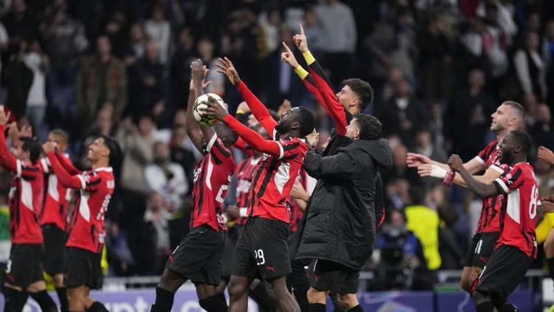 Pemain AC Milan merayakan kemenangan 3-1 atas Real Madrid di akhir pertandingan pembukaan Liga Champions di stadion Santiago Bernabeu di Madrid, Spanyol, Selasa, 5 November 2024. (AP Photo/Manu Fernandez)