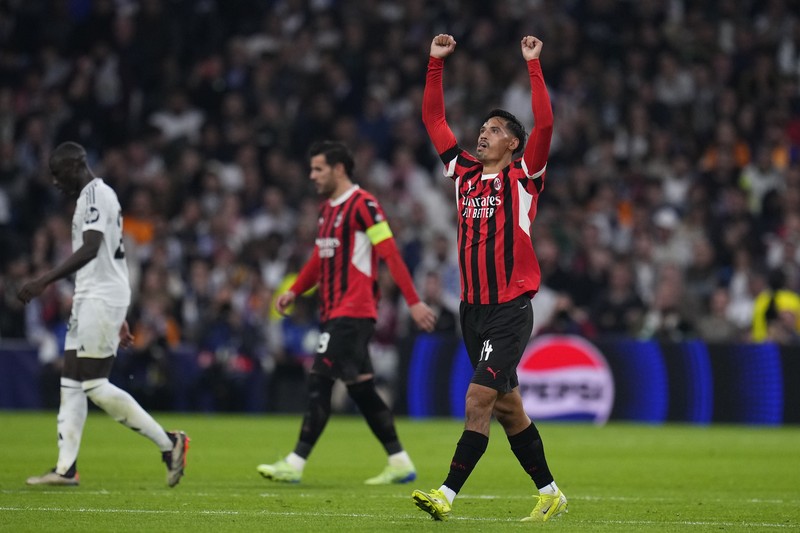 Pemain AC Milan merayakan kemenangan 3-1 atas Real Madrid di akhir pertandingan pembukaan Liga Champions di stadion Santiago Bernabeu di Madrid, Spanyol, Selasa, 5 November 2024. Pemain AC Milan merayakan kemenangan 3-1 atas Real Madrid di akhir pertandingan pembukaan Liga Champions di stadion Santiago Bernabeu di Madrid, Spanyol, Selasa, 5 November 2024. (AP Photo/Manu Fernandez)