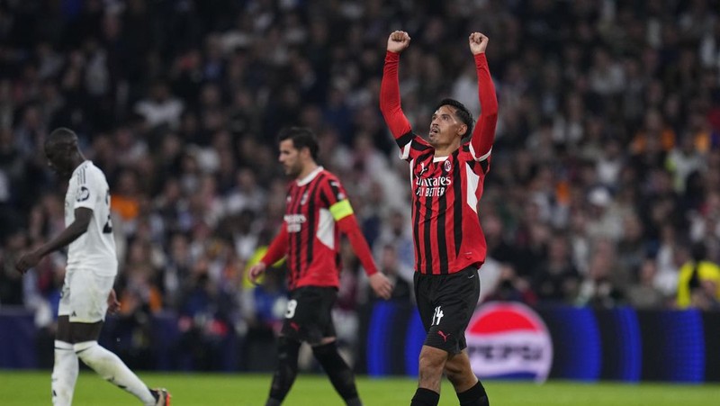 Pemain AC Milan merayakan kemenangan 3-1 atas Real Madrid di akhir pertandingan pembukaan Liga Champions di stadion Santiago Bernabeu di Madrid, Spanyol, Selasa, 5 November 2024. (AP Photo/Manu Fernandez)