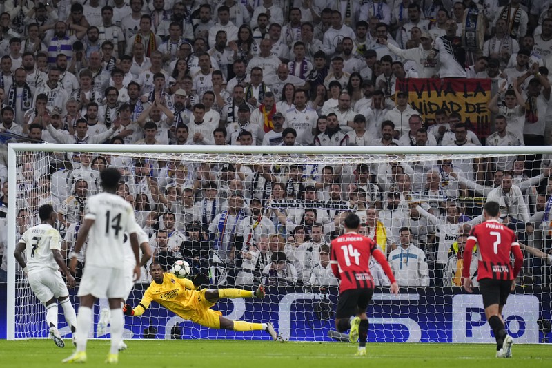 Pemain AC Milan merayakan kemenangan 3-1 atas Real Madrid di akhir pertandingan pembukaan Liga Champions di stadion Santiago Bernabeu di Madrid, Spanyol, Selasa, 5 November 2024. (AP Photo/Manu Fernandez)