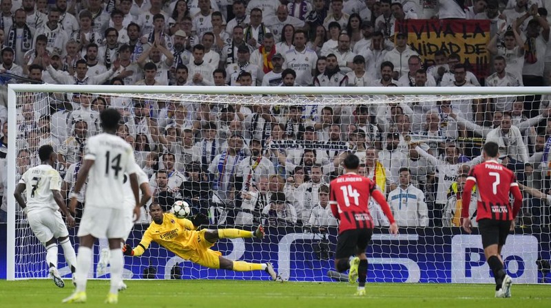 Pemain AC Milan merayakan kemenangan 3-1 atas Real Madrid di akhir pertandingan pembukaan Liga Champions di stadion Santiago Bernabeu di Madrid, Spanyol, Selasa, 5 November 2024. (AP Photo/Manu Fernandez)