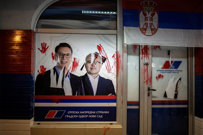 Pemandangan drone menunjukkan orang-orang selama protes atas kecelakaan di stasiun kereta api di kota Novi Sad, Serbia, yang mereka salahkan atas kelalaian dan korupsi pihak berwenang, di Novi Sad, Serbia, 5 November 2024. (REUTERS/Fedja Grulovic)