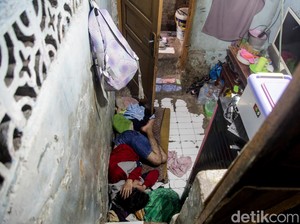 Menelusuri Permukiman Padat di Jakpus, Warga Tidur Sambil Duduk & Meringkuk