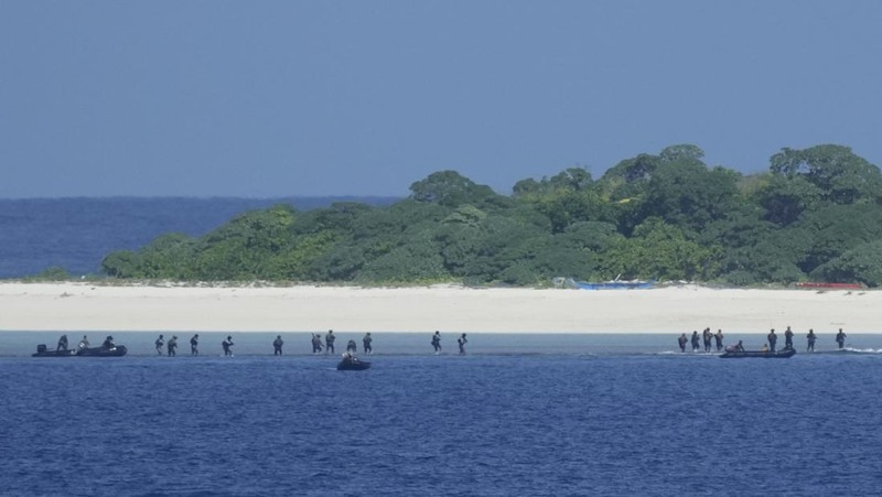 Philippine Navy Fast Attack Interdiction Craft Lolinato To-Ong passes by a Chinese Navy ship during a Philippine military multi-service joint exercise on Wednesday Nov. 6, 2024 at Loaita island locally called Kota island at the disputed South China Sea, Philippines. (AP Photo/Aaron Favila)