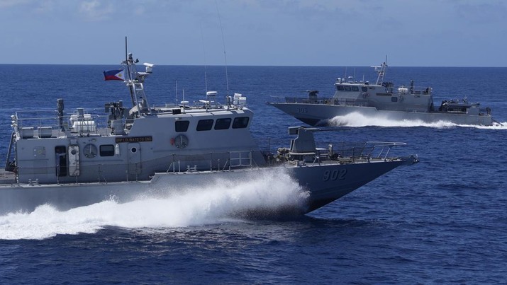 Philippine Fast Attack Interdiction Craft maneuvers as it participates in a joint Philippine military drill Wednesday, Nov. 6, 2024, at the disputed South China Sea, Philippines. (AP Photo/Aaron Favila)