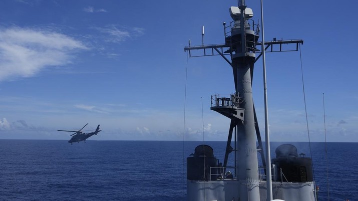 A Philippine navy helicopter takes off from BRP Ramon Alcaraz to join a Philippine military multi-service joint exercise on Wednesday, Nov. 6, 2024, off Loaita island locally called Kota island at the disputed South China Sea, Philippines. (AP Photo/Aaron Favila)