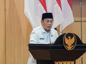 Plt Bupati Lamongan Sampaikan Jawaban atas Pandangan Fraksi R-APBD 2025