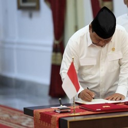 Prabowo Teken Aturan Hapus Utang Macet Petani, Nelayan Hingga UMKM