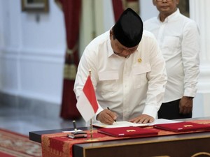 Prabowo Teken Aturan Hapus Utang Macet Petani, Nelayan Hingga UMKM