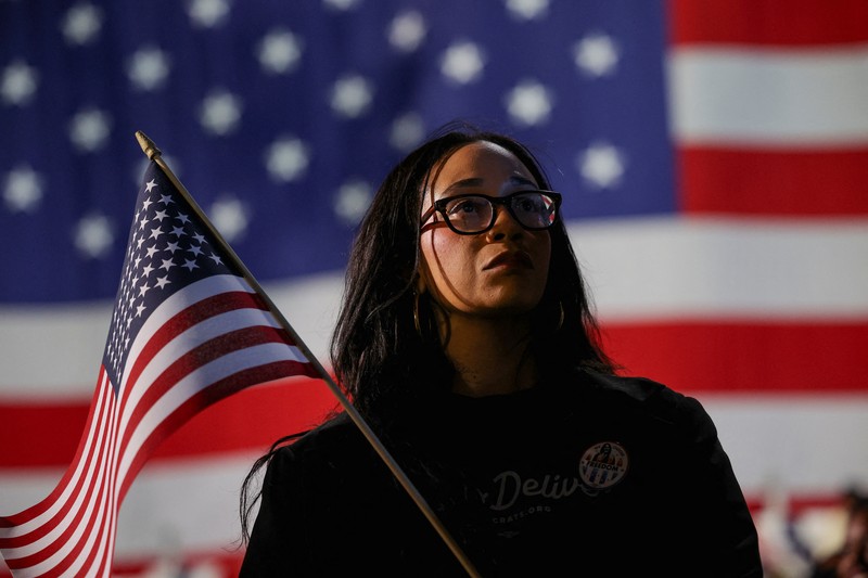 Para pendukung menunggu calon presiden dari Partai Demokrat AS Kamala Harris muncul di acara yang diadakan selama Malam Pemilihan, di Universitas Howard, di Washington, AS, 5 November 2024. Para pendukung menunggu calon presiden dari Partai Demokrat AS Kamala Harris muncul di acara yang diadakan selama Malam Pemilihan, di Universitas Howard, di Washington, AS, 5 November 2024. (REUTERS/Kevin Lamarque)