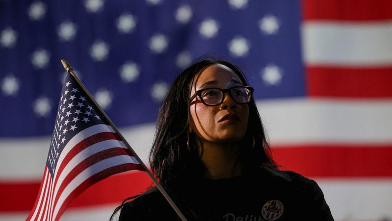 Para pendukung menunggu calon presiden dari Partai Demokrat AS Kamala Harris muncul di acara yang diadakan selama Malam Pemilihan, di Universitas Howard, di Washington, AS, 5 November 2024. (REUTERS/Kevin Lamarque)