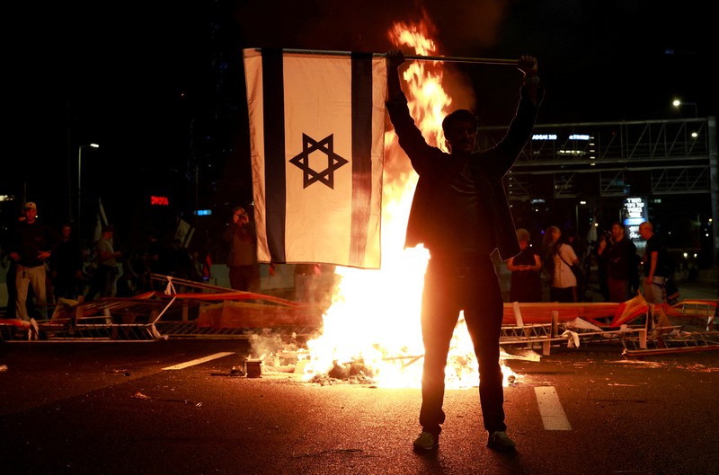 Warga Israel berdemonstrasi setelah Perdana Menteri Israel Benjamin Netanyahu memecat menteri pertahanannya, Yoav Gallant, dengan alasan kurangnya kepercayaan, di Tel Aviv, Israel, 5 November 2024. Warga Israel berdemonstrasi setelah Perdana Menteri Israel Benjamin Netanyahu memecat menteri pertahanannya, Yoav Gallant, dengan alasan kurangnya kepercayaan, di Tel Aviv, Israel, 5 November 2024. (REUTERS/Thomas Peter)
