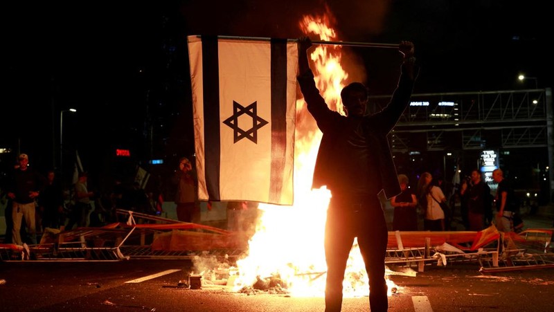 Warga Israel berdemonstrasi setelah Perdana Menteri Israel Benjamin Netanyahu memecat menteri pertahanannya, Yoav Gallant, dengan alasan kurangnya kepercayaan, di Tel Aviv, Israel, 5 November 2024. (REUTERS/Thomas Peter)