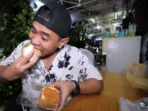 Tanboy Kun vs Ria SW, Siapa Food Vlogger Terbaik Versi Kamu?