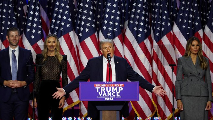 Republican presidential nominee and former U.S. President Donald Trump takes the stage with his wife Melania, his son Eric, and his daughter-in-law Lara, following early results from the 2024 U.S. presidential election in Palm Beach County Convention Center, in West Palm Beach, Florida, U.S., November 6, 2024. REUTERS/Brendan McDermid