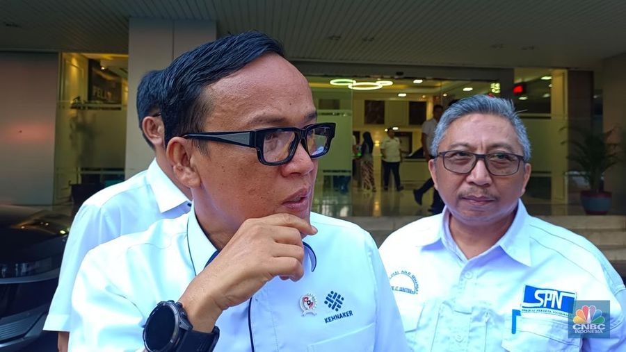 Wamenaker Immanuel Ebenezer Gerungan dan Ketua Umum SPN Iwan Kusmawan di atas mobil komando, Rabu (6/11/2024). (²©²ÊÍøÕ¾/Martyasari)