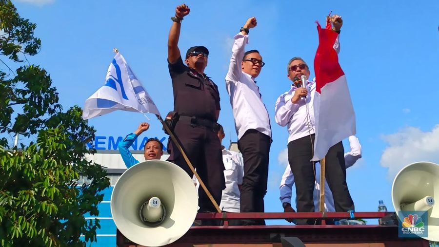 Wamenaker Immanuel Ebenezer Gerungan dan Ketua Umum SPN Iwan Kusmawan di atas mobil komando, Rabu (6/11/2024). (CNBC Indonesia/Martyasari)