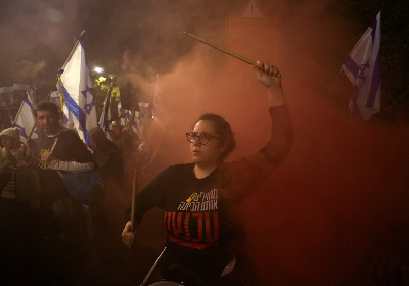 Warga Israel berdemonstrasi setelah Perdana Menteri Israel Benjamin Netanyahu memecat menteri pertahanannya, Yoav Gallant, dengan alasan kurangnya kepercayaan, di Tel Aviv, Israel, 5 November 2024. (REUTERS/Thomas Peter)