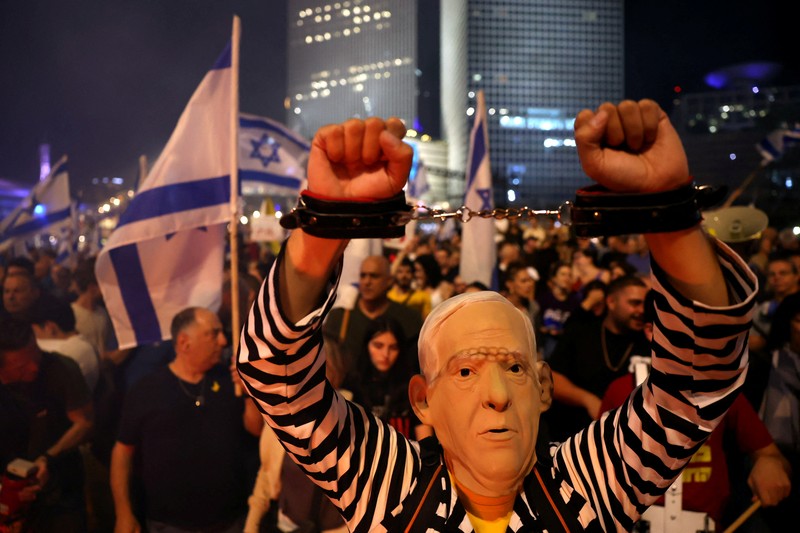 Warga Israel berdemonstrasi setelah Perdana Menteri Israel Benjamin Netanyahu memecat menteri pertahanannya, Yoav Gallant, dengan alasan kurangnya kepercayaan, di Tel Aviv, Israel, 5 November 2024. Warga Israel berdemonstrasi setelah Perdana Menteri Israel Benjamin Netanyahu memecat menteri pertahanannya, Yoav Gallant, dengan alasan kurangnya kepercayaan, di Tel Aviv, Israel, 5 November 2024. (REUTERS/Thomas Peter)