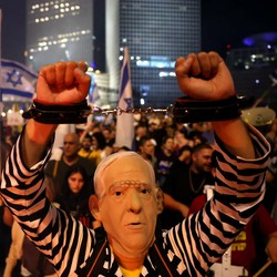 Lautan Warga Israel Penuhi Jalan Kecam Netanyahu yang Pecat Menhan