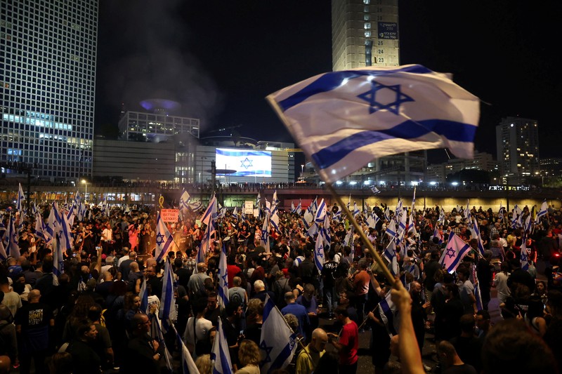 Warga Israel berdemonstrasi setelah Perdana Menteri Israel Benjamin Netanyahu memecat menteri pertahanannya, Yoav Gallant, dengan alasan kurangnya kepercayaan, di Tel Aviv, Israel, 5 November 2024. Warga Israel berdemonstrasi setelah Perdana Menteri Israel Benjamin Netanyahu memecat menteri pertahanannya, Yoav Gallant, dengan alasan kurangnya kepercayaan, di Tel Aviv, Israel, 5 November 2024. (REUTERS/Thomas Peter)